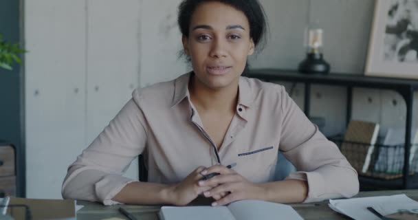 Porträt Einer Afroamerikanerin Die Während Eines Virtuellen Online Meetings Aus — Stockvideo