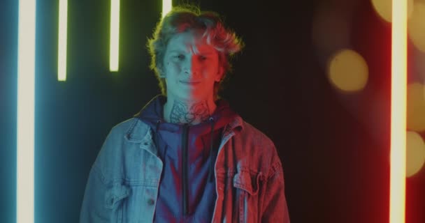 Mutsuz Genç Adamın Portresi Neon Işıklı Siyah Arka Planda Hareketi — Stok video