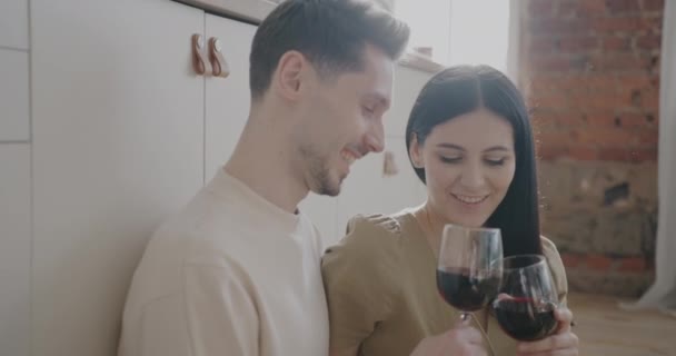 Uomo Donna Clinking Bicchieri Vino Baciare Godendo Momento Romantico Cucina — Video Stock