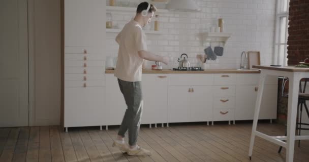 Potret Pria Riang Santai Rumah Menari Dengan Secangkir Teh Dan — Stok Video