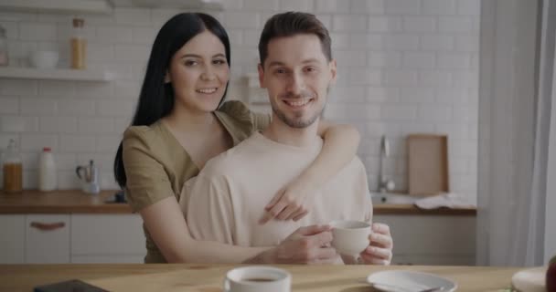 丈夫和妻子站在厨房里 手握咖啡杯 面带微笑地慢镜头 关系和青年生活方式概念 — 图库视频影像