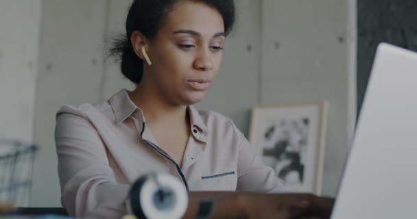 女商人头戴耳机听音乐 在办公室使用笔记本电脑的肖像 现代技术和商业概念 — 图库视频影像
