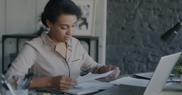 成功的女商人用笔记本电脑阅读文件的肖像 带着对商业成就的兴奋心情尖叫着 — 图库视频影像