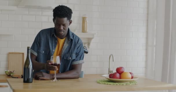 Retrato Del Alegre Hombre Afroamericano Bebiendo Vino Sonriendo Cocina Ligera — Vídeos de Stock