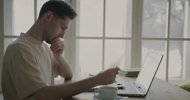 Retrato Hombre Negocios Trabajando Con Laptop Leyendo Documentos Casa Cocina — Vídeo de stock