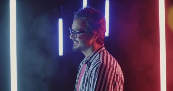 Zeitlupenporträt Eines Mannes Mit Kopfhörern Der Musik Hört Und Daumen — Stockvideo