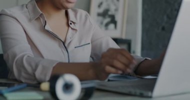 Kulaklıkla müzik dinleyen ve işte dans eden neşeli ofis çalışanlarının portresi. İnsan ve iş etkinliği kavramı.