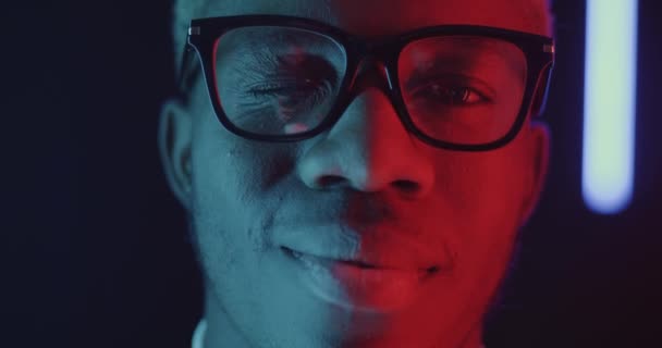 Närbild Porträtt Glad Afroamerikansk Affärsman Glasögon Blinkar Och Ler Svart — Stockvideo