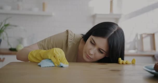 Jovem Mulher Usando Luvas Borracha Limpeza Mesa Cozinha Com Pano — Vídeo de Stock