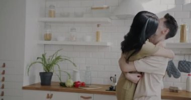 Mutfakta dans eden genç ve mutlu bir çift birlikte vakit geçirmekten hoşlandıklarını ifade ediyorlar. Romantik ilişki ve eğlence etkinliği kavramı.