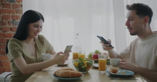 Mann Und Frau Nutzen Smartphones Genießen Social Media Inhalte Und — Stockvideo