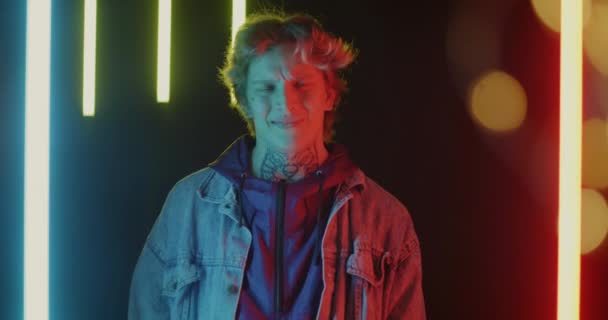 Zpomalený Portrét Nespokojeného Člověka Který Dělá Gesto Vícebarevném Neonovém Pozadí — Stock video