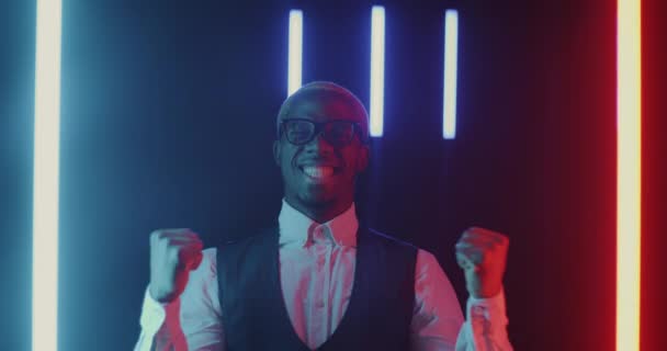 Powolny Portret Podekscytowanego Afro Amerykańskiego Przedsiębiorcy Wyrażającego Szczęście Ciemnym Neonowym — Wideo stockowe