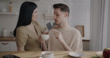 Genç ve mutlu bir çift kahve içip sohbet ediyor ve evde aşklarını ifade ediyorlar. Gündelik hayat ve kendini adamış ilişki kavramı.