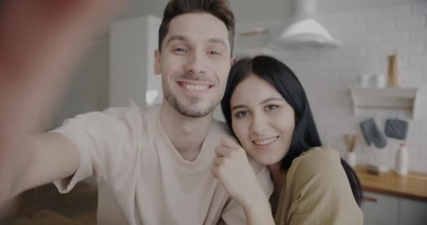 Pov Portræt Glade Unge Par Poserer Til Kamera Tager Selfie – Stock-video