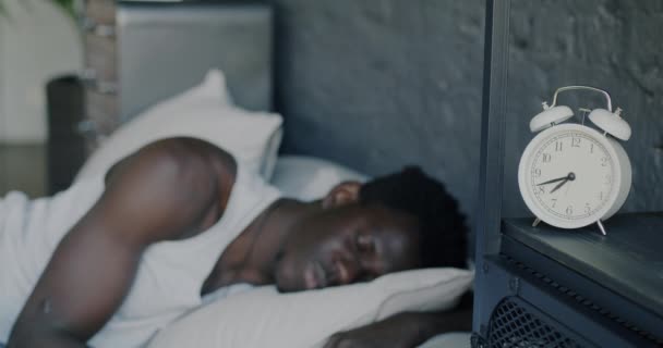 睡梦中年轻人慢动作的肖像 早上醒来后关掉卧室的闹钟 休闲和就寝时间概念 — 图库视频影像