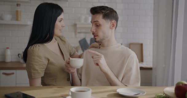 Joyeux Jeune Couple Boire Café Parler Exprimer Amour Dans Cuisine — Video