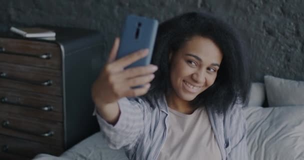 Porträtt Glad Ung Kvinna Som Tar Selfie Med Smartphone Sängen — Stockvideo