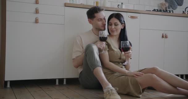 Joyeux Couple Tenant Des Verres Vin Parlant Câlins Exprimant Amour — Video