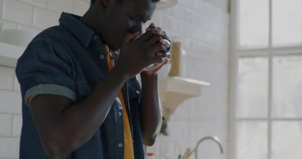Медленный Портрет Молодого Афроамериканца Пьющего Кофе Улыбающегося Наслаждающегося Вкусом Уютной — стоковое видео
