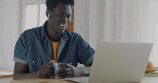 Zdalny Pracownik Wykonujący Rozmowy Wideo Domu Patrząc Ekran Laptopa Pomocą — Wideo stockowe