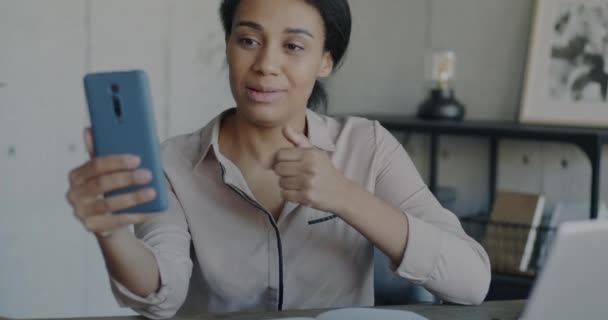 Ung Afroamerikansk Kvinna Gör Online Videosamtal Med Smartphone Talar Och — Stockvideo