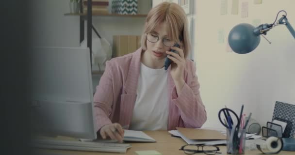 Portret Młodej Bizneswoman Mówiącej Przez Telefon Komórkowy Pracującej Biurze Nowoczesna — Wideo stockowe