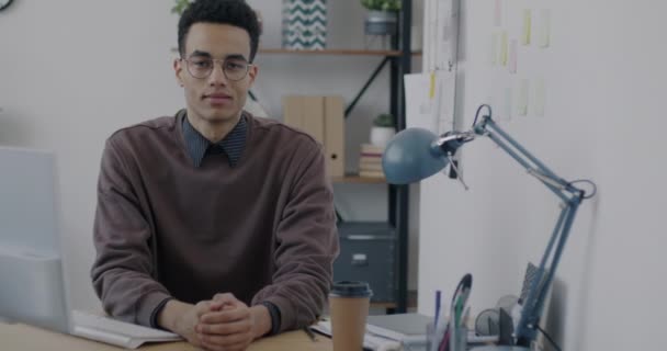 사무실에서우아 책상에 앉아서 침착하고 자신감 모습의 아프리카 미국인 사업가의 — 비디오