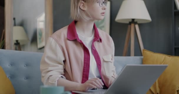 Kreatywna Kobieta Freelancer Pracuje Laptopem Wpisując Myśląc Tylko Mieszkaniu Nowoczesna — Wideo stockowe