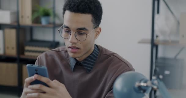 Ofiste Akıllı Telefon Mesajı Kullanan Erkek Çalışanın Portresi Zarif Giyimli — Stok video