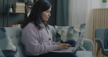 Sanal sınıfta çalışan Asyalı bir öğrencinin portresi evden eğitim almaya odaklanmış. İnsanlar ve elektronik cihazlar kavramı.
