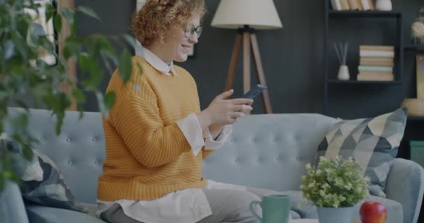 Beztroska Pani Smartfonem Komunikującym Się Mediach Społecznościowych Pijącym Herbatę Przytulnym — Wideo stockowe