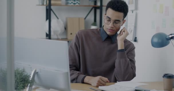 Masada Uyuyan Yorgun Genç Bir Adam Uyanıp Ofiste Bilgisayarla Çalışıyor — Stok video