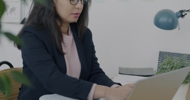 Ambitna Kobieta Bliskiego Wschodu Pracująca Laptopem Biurze Rozwijającym Biznes Online — Wideo stockowe