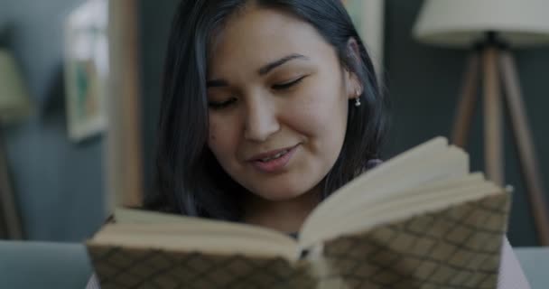 Портрет Расслабленной Молодой Азиатки Читающей Интересную Книгу Наслаждающейся Хобби Свободное — стоковое видео