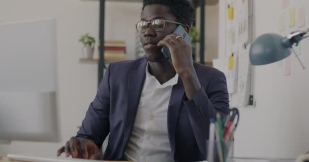 Ein Afroamerikaner Anzug Telefoniert Aus Einem Modernen Büro Geschäftsmann Konzentriert — Stockvideo
