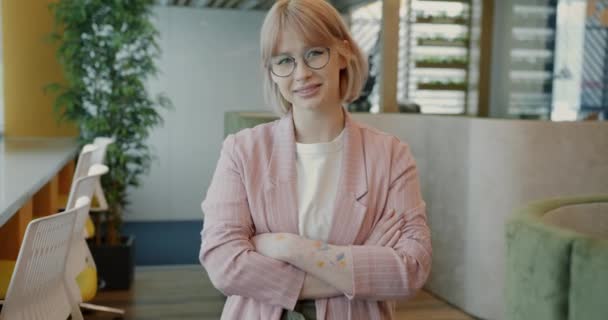 Porträtt Söt Ung Kvinna Som Står Kreativa Kontor Och Ler — Stockvideo