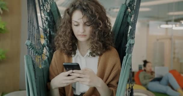 Όμορφη Νεαρή Επιχειρηματίας Αγγίζει Οθόνη Smartphone Κάθεται Αιώρα Στο Δημιουργικό — Αρχείο Βίντεο
