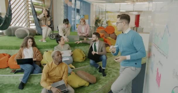 Skupina Mladých Zaměstnanců Mluví Poslouchá Šéfa Uvnitř Kreativního Prostoru Zatímco — Stock video