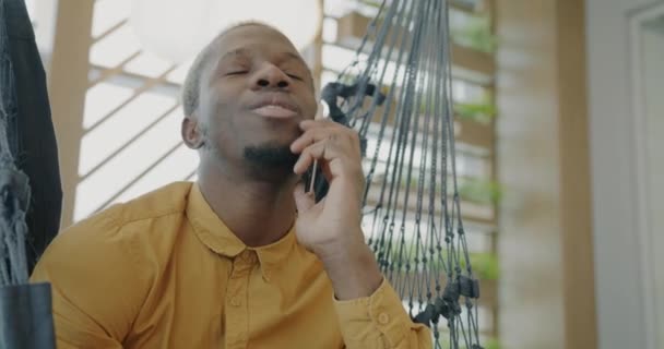 Retrato Empresario Afroamericano Hablando Por Teléfono Móvil Relajándose Tumbona Colgante — Vídeos de Stock