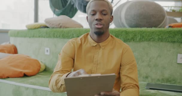 Красавчик Афро Американец Выступает Время Видеозвонка Творческого Рабочего Места Концепция — стоковое видео