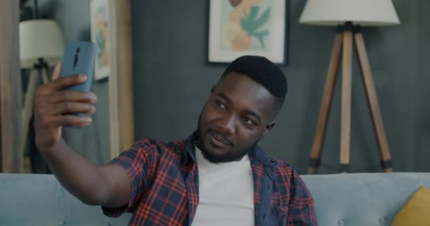 Jóképű Afro Amerikai Férfi Szelfit Készít Okostelefonos Kamerával Hüvelykujjával Felemelt — Stock videók