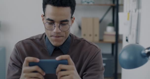 Genç Bir Çalışanın Portresi Video Oyunu Oynuyor Mola Sırasında Akıllı — Stok video