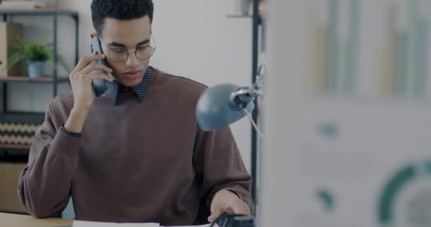 Ofis Çalışanının Portresi Cep Telefonuyla Konuşuyor Yerindeki Kağıtlarla Uğraşıyor Iletişimi — Stok video