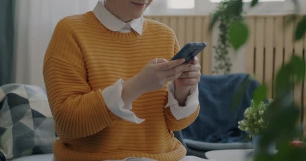 Jolie Jeune Femme Utilisant Smartphone Textos Souriant Intérieur Dans Appartement — Video
