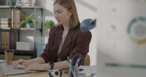 Vacker Ung Affärskvinna Arbetar Med Bärbar Dator Kontoret Skriva Sitter — Stockvideo