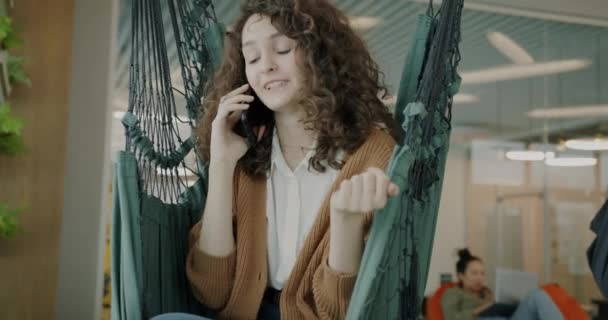 Veselá Zaměstnankyně Hovoří Mobilu Usmívá Když Sedí Lenošce Moderní Kanceláři — Stock video