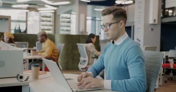 Jovem Atraente Está Usando Laptop Seguida Falando Com Colega Trabalho — Vídeo de Stock