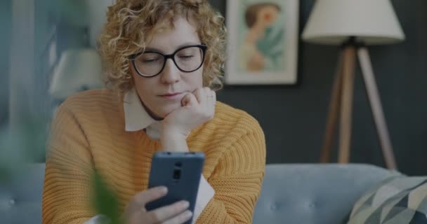 Retrato Dama Alegre Usando Mensajes Lectura Teléfonos Inteligentes Riendo Interior — Vídeos de Stock
