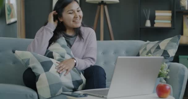 Radosna Azjatka Używająca Laptopa Rozmawiająca Przez Telefon Machająca Ręką Domu — Wideo stockowe